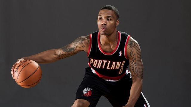 并搭配黑色 并搭配黑色